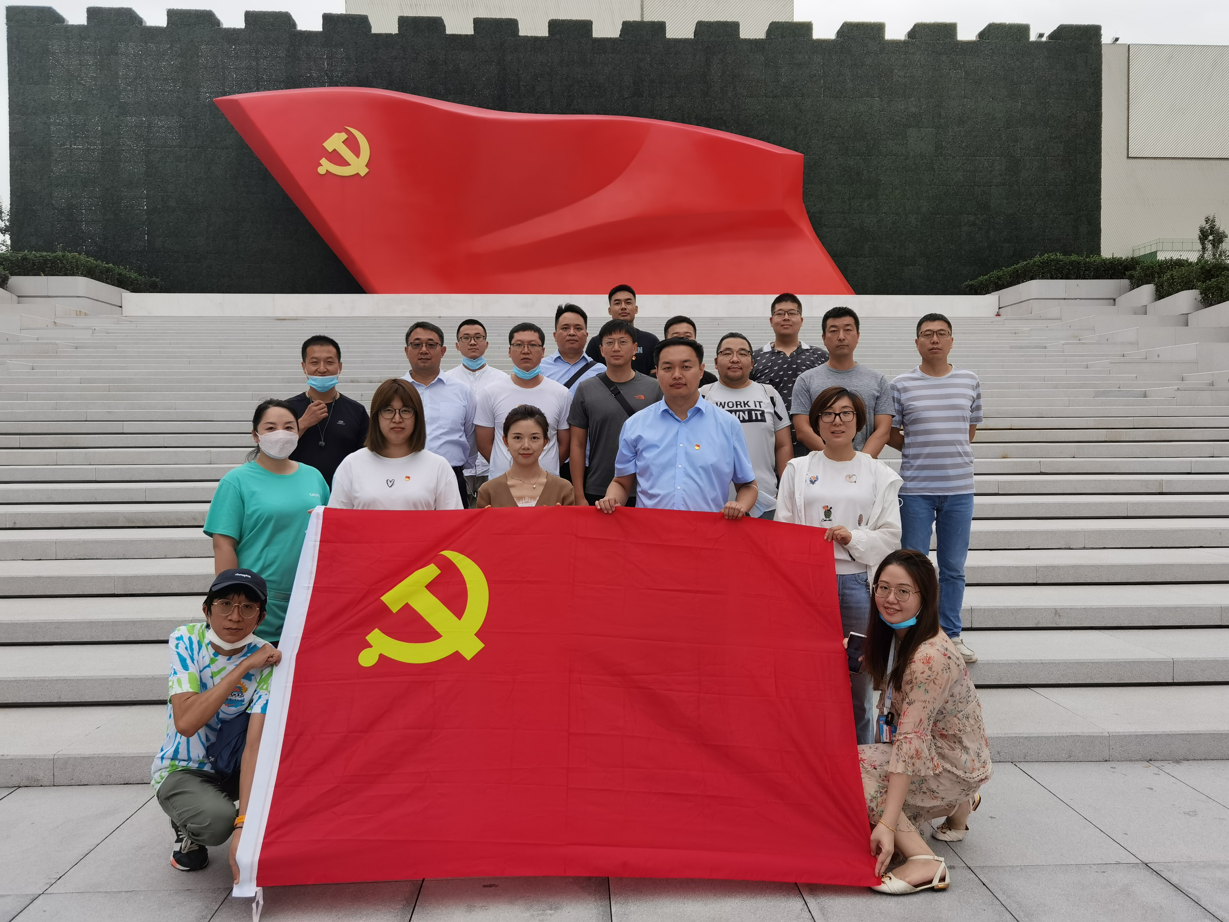 �������ģ����������������μ�ʹ������ׯ��8���ʼ��ŵ�Ա�ɲ��ι��й���������ʷչ����